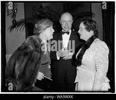 Les enfants de présidents américains font de bons dans la vie politique. GOP Washington, D.C., février. 16 photographiés ensemble hier soir lors d'une fête donnée par M. et Mme Robert Taft pour visiter GOP de secteur sont deux enfants d'anciens présidents : Alice Roosevelt Longworth, veuve de l'ancien président de la Chambre et la fille du président Theodore Roosevelt, à gauche ; Sen. Taft, le fils de l'ancien président Taft et Mme Robert Taft [...] Banque D'Images