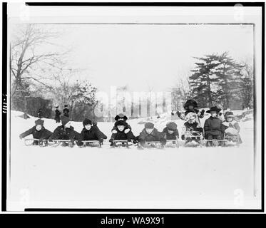 Les enfants sur les traîneaux dans Central Park, New York City Banque D'Images