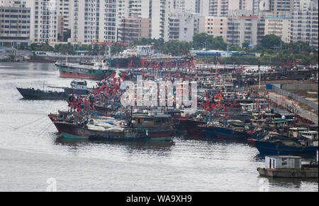 Les bateaux de pêche sont à quai dans un port en préparation de typhon Wipha, le 7ème typhon de l'année, dans la ville de Haikou, province de Hainan en Chine du Sud, 31 Banque D'Images