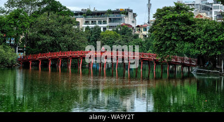 Huc Bridge dans le Temple Ngoc Son, Hanoi, Vietnam. Banque D'Images