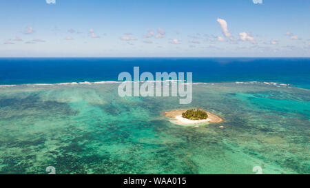 Guyam, l'île de Siargao, Philippines. Petite île avec des palmiers et une plage de sable blanc. Îles des Philippines. Banque D'Images
