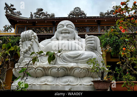 La pagode Chua Linh Quang à Dalat, au Vietnam. La pagode a été construite dans l'ancien style architectural qui allie l'art chinois et vietnamiens Banque D'Images