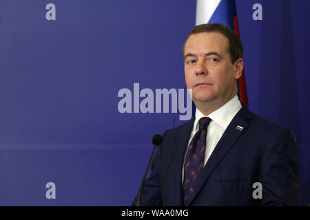 Sofia, Bulgarie - 4 mars, 2019 : le premier ministre russe Dmitri Medvedev s'occupe d'une conférence de presse après une rencontre avec son homologue bulgare. Banque D'Images