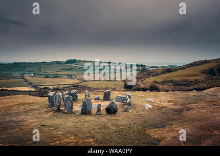 Sombres nuages sur les menhirs de cercle de pierres de Drombeg près de Glandore dans le comté de Cork en Irlande Banque D'Images