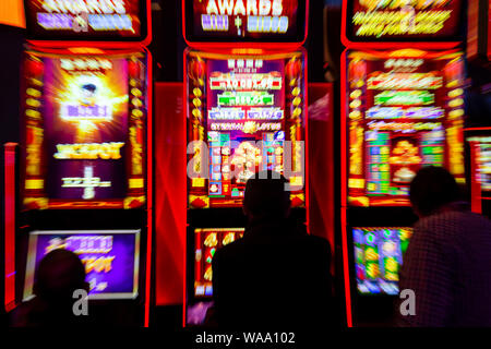 Machines à sous Casino equipment exhibition. Effet de zoom arrière. Coins flous. Les gens méconnaissables. Banque D'Images