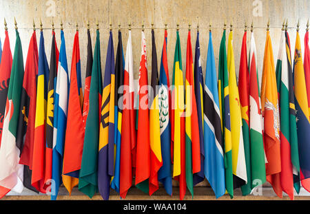 Certains drapeaux nationaux sur les poteaux sur un mur. Banque D'Images