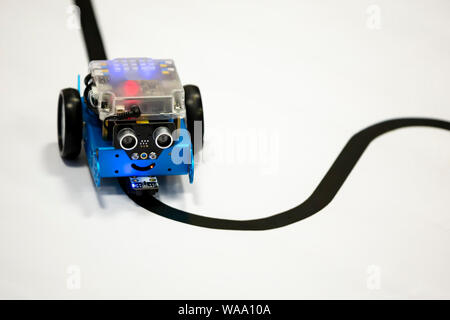 Race Bleue robot est vu lors d'un concours ouvert des robots parmi les élèves du secondaire. Banque D'Images