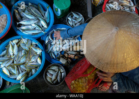 Hoi An, Vietnam - Août 17 : Poissons vendeurs sur le marché le 17 août 2018 à Hoi An, au Vietnam. Banque D'Images