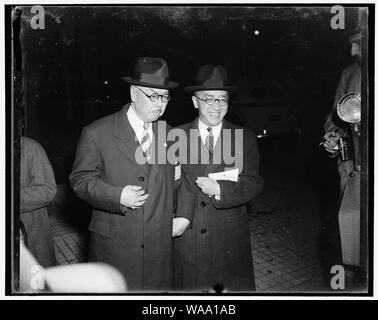 Chine bien représentés à l'ambassade soviétique. Washington, D.C., le 7 novembre. Bras dessus, bras dessous Hu Shih, droite, ambassadeur de Chine aux États-Unis, arrive pour la réception à l'ambassade soviétique avec le Dr W.W. Yens. La réception a été donnée pour célébrer le 22e anniversaire de la Grande Révolution socialiste d'octobre. Le Washington officiel boudé la réception en masse Banque D'Images