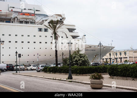 Mme Marella Dream amarré au port de Trapani, Trapani, Sicile Banque D'Images