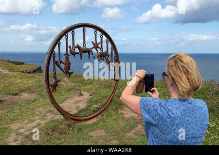 Walker photographier le bracelet "sculpture" par l'artiste Richard Farrington sur les Cleveland Way, Huntscliff près de Sawai madhopur, Cleveland Banque D'Images