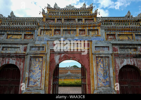 Porte de la ville impériale de couleur à Hue, Vietnam Banque D'Images