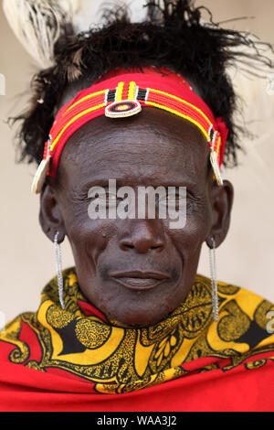 Vieux homme Turkana avec coiffe traditionnelle assister à une cérémonie à Loyangalani, au Kenya. Banque D'Images