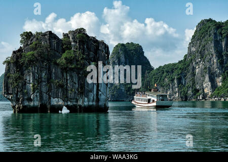 Halong, Vietnam - Août 22 : Les touristes qui visitent la Baie d'Halong en bateau le 22 août 2018 à Halong, Vietnam. Banque D'Images