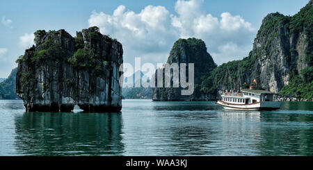 Halong, Vietnam - Août 22 : Les touristes qui visitent la Baie d'Halong en bateau le 22 août 2018 à Halong, Vietnam. Banque D'Images