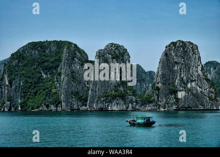 Halong, Vietnam - Août 22 : Les touristes qui visitent la Baie d'Halong en bateau le 22 août 2018 à Halong, Vietnam. Banque D'Images