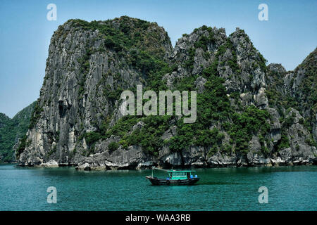 Halong, Vietnam - Août 22 : Les touristes qui visitent la Baie d'Halong en bateau le 22 août 2018 à Halong, Vietnam. Banque D'Images