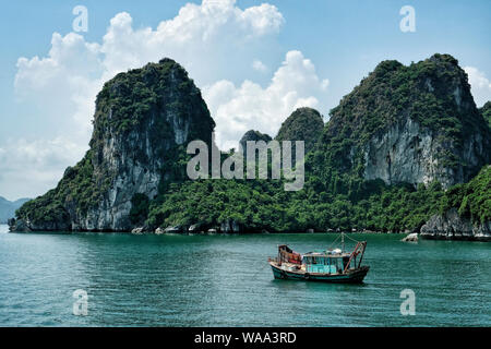 Halong, Vietnam - Août 22 : Les touristes qui visitent la Baie d'Halong en bateau le 22 août 2018 à Halong, Vietnam. Banque D'Images