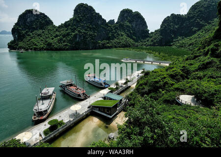 Halong, Vietnam - Août 22 : Les touristes qui visitent la Baie d'Halong en bateau le 22 août 2018 à Halong, Vietnam. Banque D'Images