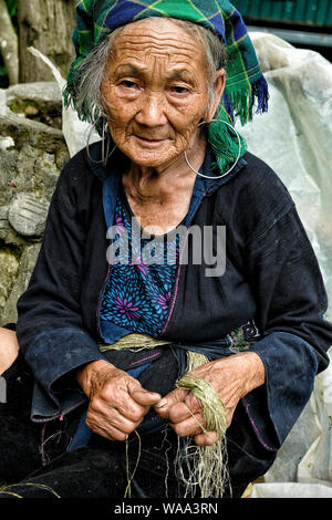 Sapa, Vietnam - Août 23 : Portrait d'une femme de minorité ethnique hmong noir le 23 août 2018 à Sapa, Vietnam. Banque D'Images