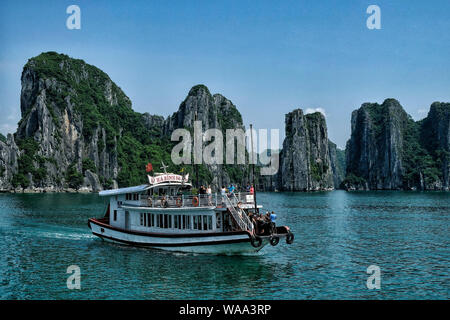 Halong, Vietnam - Août 22 : Les touristes qui visitent la Baie d'Halong en bateau le 22 août 2018 à Halong, Vietnam. Banque D'Images