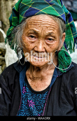 Sapa, Vietnam - Août 23 : Portrait d'une femme de minorité ethnique hmong noir le 23 août 2018 à Sapa, Vietnam. Banque D'Images