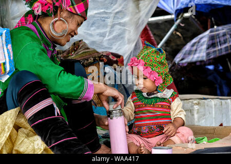 Sapa, Vietnam - Août 24 : femme Hmong avec sa fille au marché le 24 août 2018 à Sapa, Vietnam. Banque D'Images