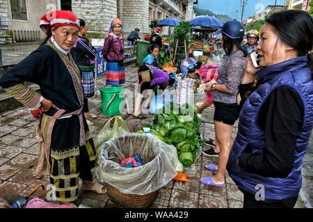 Sapa, Vietnam - 24 août : Dao rouge vente femmes dong leafs sur un jour brumeux au marché le 24 août 2018 à Sapa, Vietnam. Banque D'Images