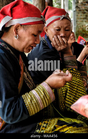 Ta Phin, Vietnam - 24 août : Dao rouge couseuses dans le village le 24 août, 2018 dans Ta Phin. Dao rouge les gens sont minoritaires chinois au Vietnam. Banque D'Images