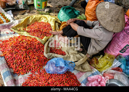 Old man selling vietnamiens des piments à Bac Ha, au Vietnam. Banque D'Images