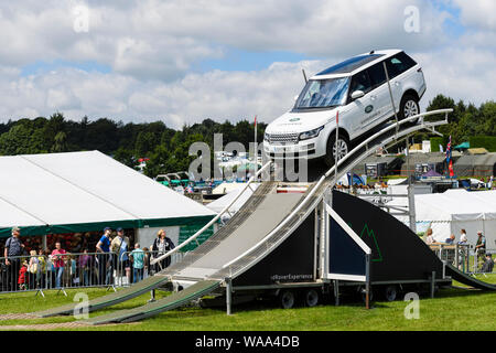 Les gens regardent Range Rover Vogue la baisse forte descente sur effrayant écran temporaire - expérience de Land Rover, Great Yorkshire Show, England, UK Banque D'Images