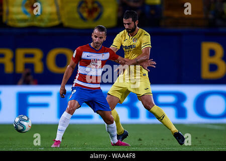 VILLAREAL, ESPAGNE - 17 août : Roberto Soldado (L) de Grenade CF en concurrence pour le bal avec Raul Albiol a de Villarreal CF au cours de la Liga match entre Villarreal CF et CF Grenade à Estadio de la Ceramica le 17 août 2019 à Villareal, l'Espagne. (Photo de David Aliaga/MO Media) Banque D'Images