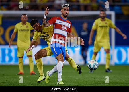 VILLAREAL, ESPAGNE - 17 août : Vadillo (R) de Grenade CF en concurrence pour le bal avec Gerard Moreno de Villarreal CF au cours de la Liga match entre Villarreal CF et CF Grenade à Estadio de la Ceramica le 17 août 2019 à Villareal, l'Espagne. (Photo de David Aliaga/MO Media) Banque D'Images