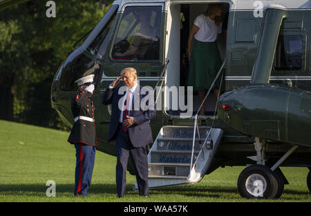 Washington, District de Columbia, Etats-Unis. Août 18, 2019. Le Président des Etats-Unis, Donald J. Trump salue le garde maritime alors qu'il retourne à la Maison Blanche à la suite d'un séjour à Bedminster, New Jersey, à Washington, DC Le 18 août 2019. Credit : Tasos Katopodis/Piscine via CNP Crédit : Tasos Katopodis/CNP/ZUMA/Alamy Fil Live News Banque D'Images