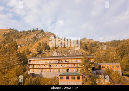 Vue aérienne de maisons en bois et d'hôtels dans les montagnes de l'Altaï dans les rochers et arbres jaunes pour la détente et d'hébergement au cours de voyages touristiques Banque D'Images