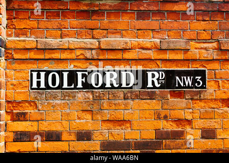 Le nom de la route Holford signe sur le mur de brique, Hampstead, Londres. Un nom de rue signe est un type de panneau de circulation utilisées pour identifier les routes nommées Banque D'Images