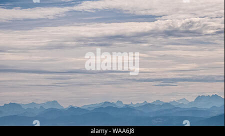 Vues des pics de montagne, des vallées et des lacs sur un jour brumeux de l'été en Suisse. Banque D'Images