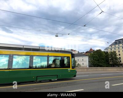 Prise de vue d'un tramway jaune et vert sur un rue près des bâtiments Banque D'Images