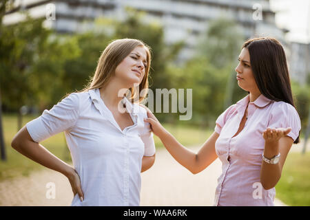 Businesswoman est remplies de dos. Collègue est la réconforter. Banque D'Images