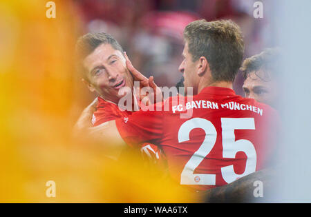 Robert Lewandowski, FCB 9 célèbre son but, heureux, rire, fête, 1-0, Thomas Mueller, MÜLLER, FCB 25 Joshua KIMMICH, FCB 32 FC BAYERN MUNICH - Hertha BSC Berlin - DFL RÈGLEMENT INTERDIT TOUTE UTILISATION DES PHOTOGRAPHIES comme des séquences d'images et/ou quasi-vidéo - 1.ligue de soccer allemand , Munich, 16 août 2019, journée 01 saison 2019/2020, FCB, München © Peter Schatz / Alamy Live News Banque D'Images