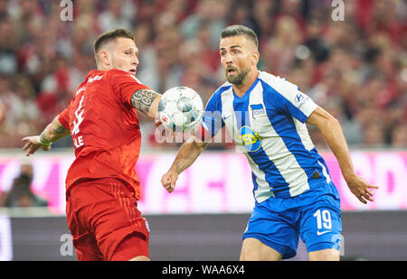 Niklas SUELE, FCB 4 concurrence pour la balle, s'attaquer, duel, l'en-tête, zweikampf, action, lutte contre Vedad IBISEVIC, le Hertha Berlin 19 FC BAYERN MUNICH - Hertha BSC Berlin 2-2 - DFL RÈGLEMENT INTERDIT TOUTE UTILISATION DES PHOTOGRAPHIES comme des séquences d'images et/ou quasi-vidéo - 1.ligue de soccer allemand , Munich, 16 août 2019, journée 01 saison 2019/2020, FCB, München © Peter Schatz / Alamy Live News Banque D'Images