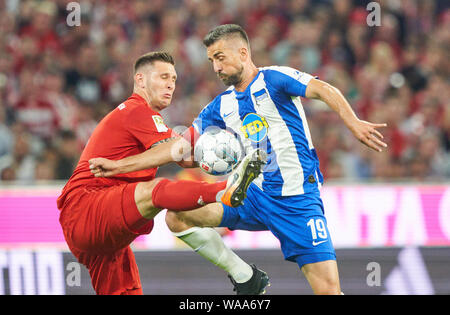 Niklas SUELE, FCB 4 concurrence pour la balle, s'attaquer, duel, l'en-tête, zweikampf, action, lutte contre Vedad IBISEVIC, le Hertha Berlin 19 FC BAYERN MUNICH - Hertha BSC Berlin 2-2 - DFL RÈGLEMENT INTERDIT TOUTE UTILISATION DES PHOTOGRAPHIES comme des séquences d'images et/ou quasi-vidéo - 1.ligue de soccer allemand , Munich, 16 août 2019, journée 01 saison 2019/2020, FCB, München © Peter Schatz / Alamy Live News Banque D'Images