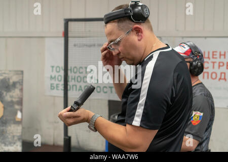 La Russie, Tatarstan, le 23 juin 2019. L'entraînement au tir. L'homme tire de l'arme sur le champ de tir sous la supervision d'un instructeur dans la r Banque D'Images