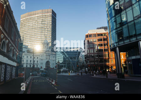 London / UK - Juillet 18, 2019 : intersection de Vauxhall Bridge Road et Victoria, Westminster ; de gauche à droite : Victoria Palace Theatre, Portl Banque D'Images