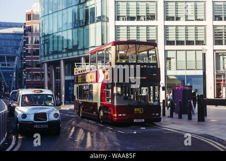 London / UK - Juillet 18, 2019 : la cabine et un toit ouvert bus près de la gare Victoria au centre de Londres. Londres est une des villes les plus visitées Banque D'Images