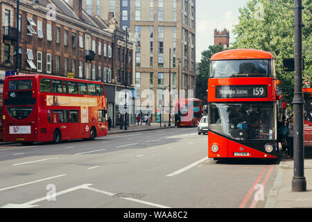 London / UK - 16 juillet 2019 : Les passagers de monter dans un bus en direction de doubledecker rouge sur la Gare de Streatham Brixton Road à Lambeth Banque D'Images