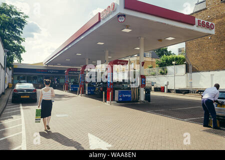 London / UK - Juillet 16, 2019 : station essence Esso et Tesco express convenience store à Londres. Marque Esso est la principale marque d'ExxonMobil Banque D'Images