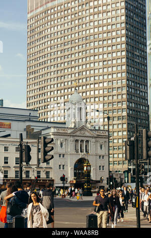 London / UK - Juillet 16, 2019 : au-delà de l'intersection de Vauxhall Bridge Road et de la rue Victoria. Victoria Palace Theatre et Portland Ho Banque D'Images