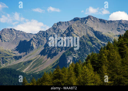 Un horizon de pics rocheux près de les Dolomites, dans la région de Passo Pennes, dans la province de Bolzano, Italie Banque D'Images