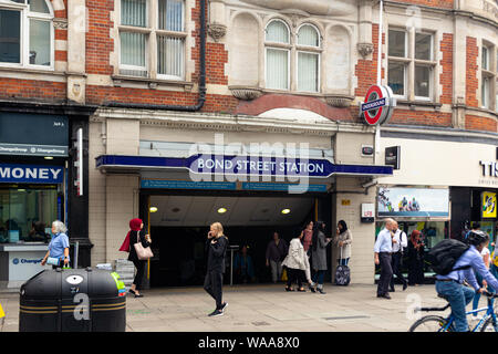 London / UK - Juillet 18, 2019 : l'entrée de la station de métro de Bond Street à Mayfair, dans le West End de Londres. Il est situé sur Oxford Street, près de t Banque D'Images